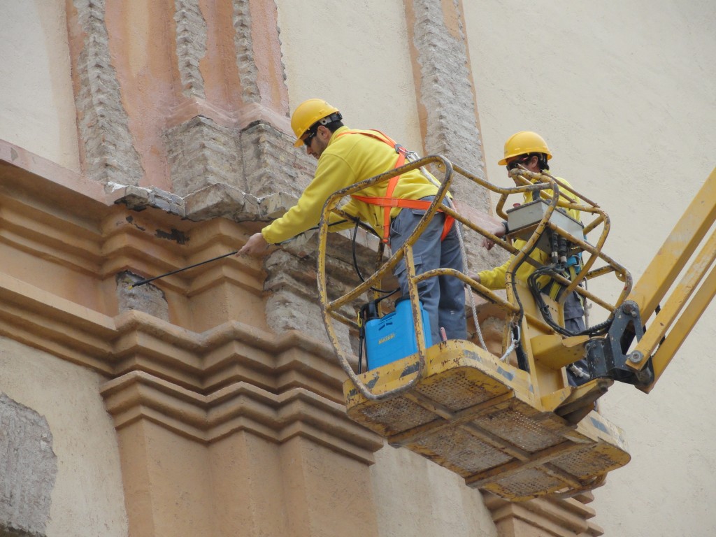 RESTAURALIA PICA LA FACHADA DE SANTA MARÍA DE GRACIA PARA EVITAR ACCIDENTES EN SEMANA SANTA Saneado de la Fachada de la Iglesia de Santa María de Gracia en Cartagena por Restauralia